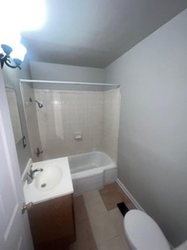 Building Photo - 1401 E Missouri St