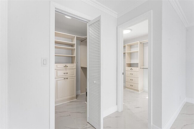 Building Photo - 2443 NE 26th St