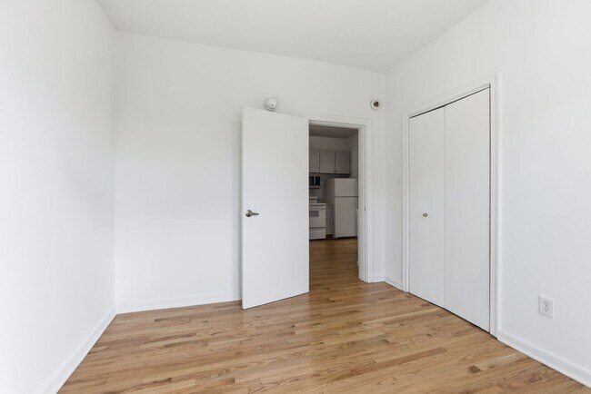 Building Photo - Lovely 3 BR/1 BA Apartment in H Street Cor...