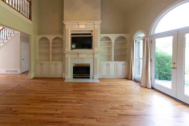 Building Photo - 3200 Brookside Dr