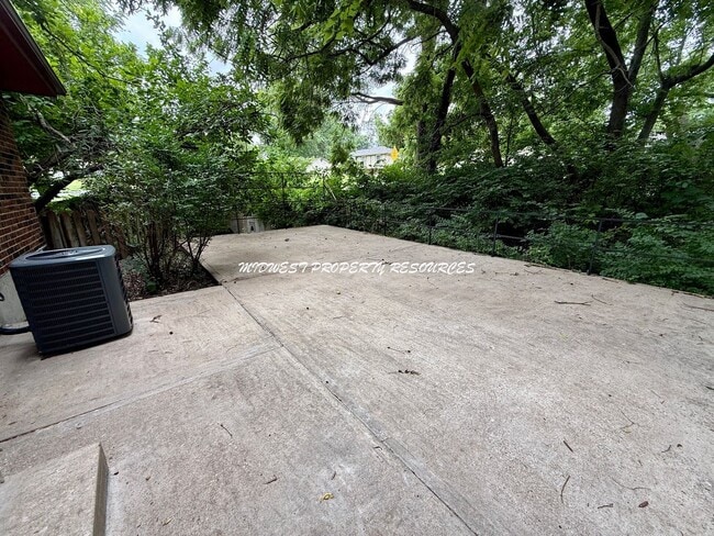 Building Photo - Beautiful 2 Bedroom Duplex - Fresh & Clean!