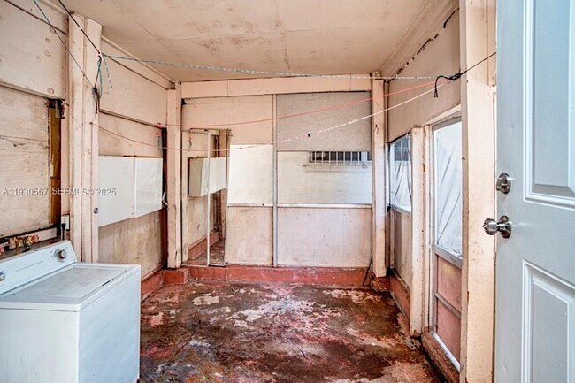 Building Photo - 3438 SW 2nd St