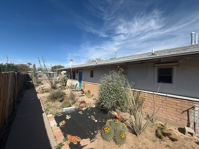 Building Photo - 2510 E Eastland St