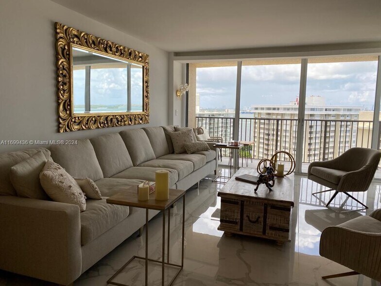 Building Photo - 1450 Brickell Bay Dr