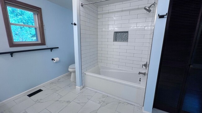 Building Photo - Peaceful Country Setting – Beautiful 5-Bed...