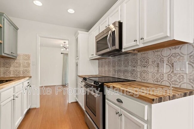 Building Photo - 9123 Kings Canyon Dr