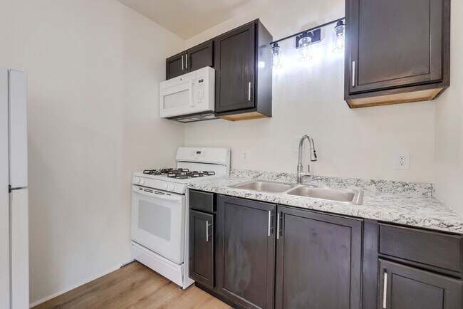 Building Photo - Valley Village