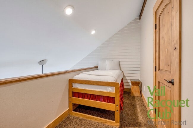 Building Photo - Annual Lease - 3BR, 3BA 3-level Townhome w...