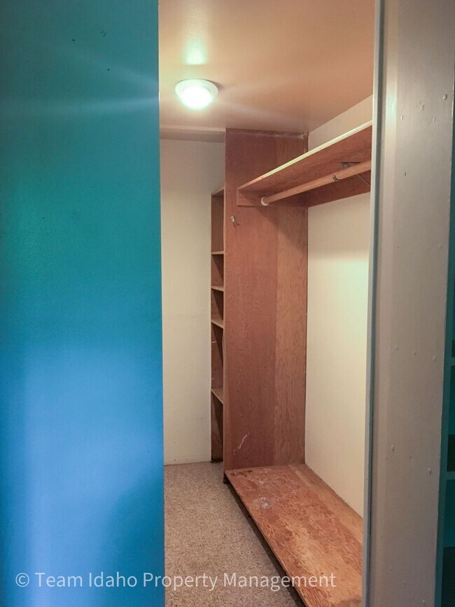 Building Photo - Taylor Ave Tri-Plex