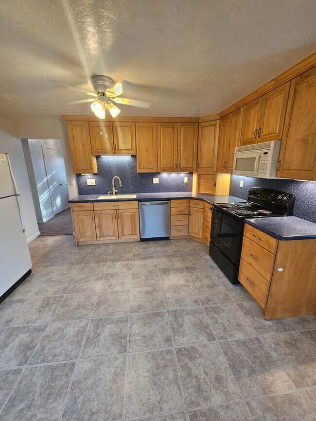 Building Photo - 4 bed 2 bath Home in Murray