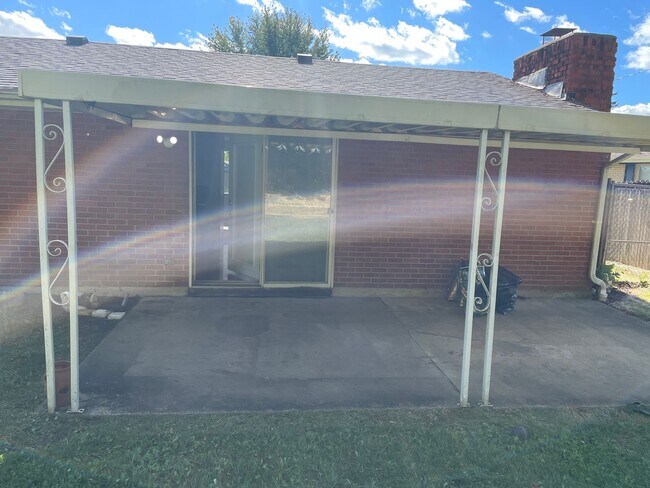 Building Photo - 4 Bedroom Home in Huber Heights