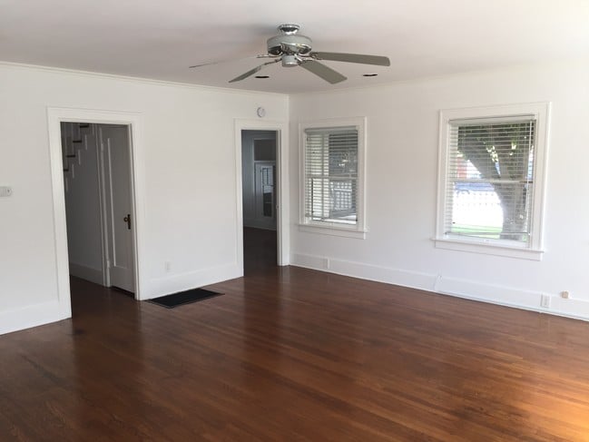 LIVING ROOM - 1085 Loma Dr