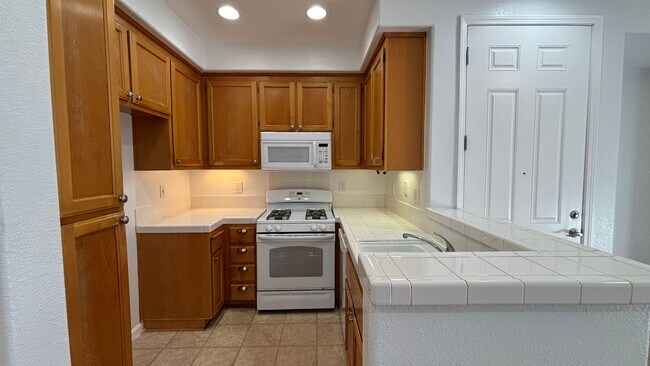 Building Photo - Nice 2 Bed townhouse style condo with prim...