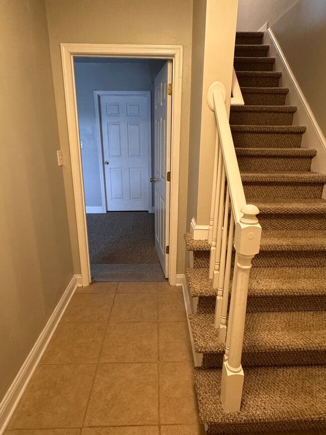 Building Photo - 3 Bedroom || 2 Full Bathroom & 2 Half Bathroom Townhome