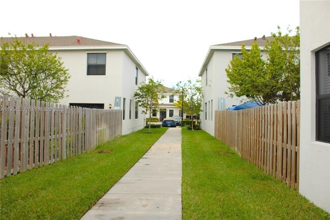 Building Photo - 470 NE 12th St