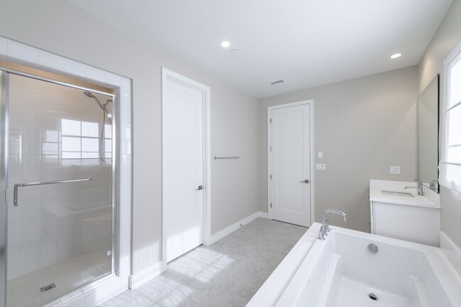 Building Photo - 3bedroom/3 bath/Gated Orchard Hill/Detache...