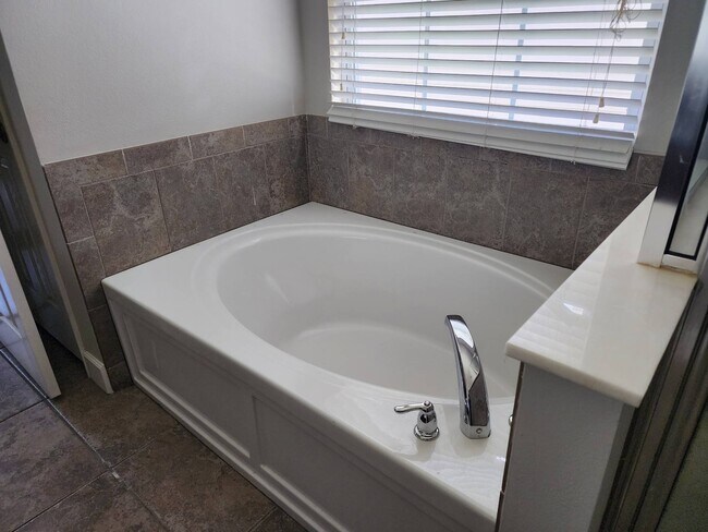Building Photo - 2472 Lantana Ln