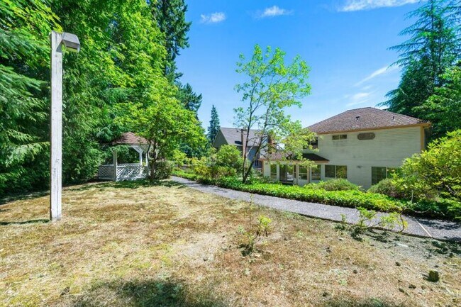Building Photo - 4 bedroom in Bellevue WA 98008