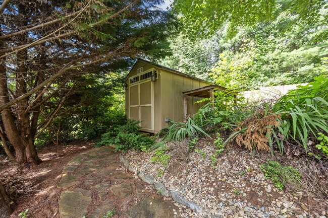 Building Photo - Spacious 3-Bedroom Home with Bonus Room & ...
