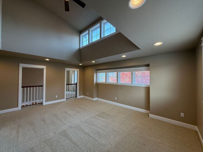 Building Photo - Stunning large 3 bedroom plus bonus rooms ...