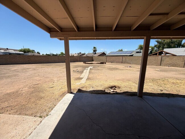 Building Photo - Extra large back lot at 43rd Ave & Cactus
