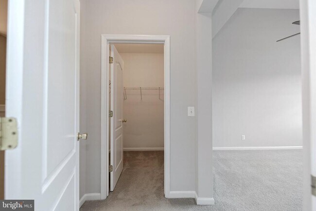 Building Photo - 13960 Greendale Dr