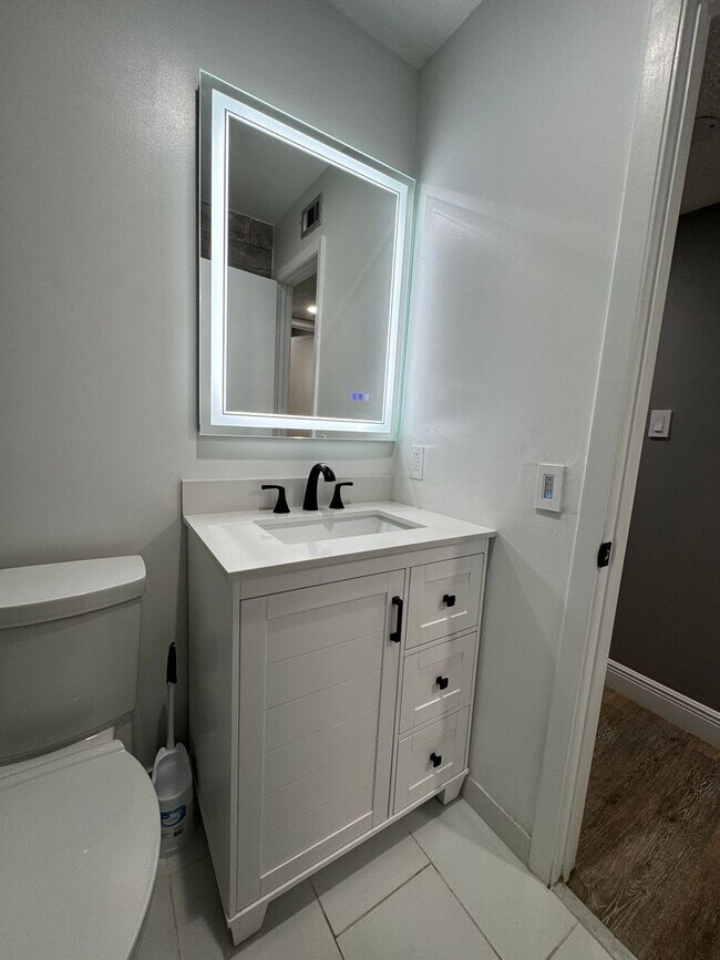 Building Photo - Spacious 2-Bedroom, 2-Bath Condo in Guard-...