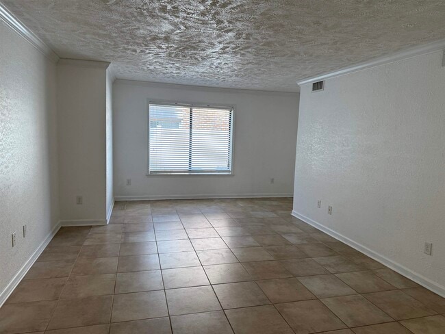 Building Photo - 407 76th Ave N