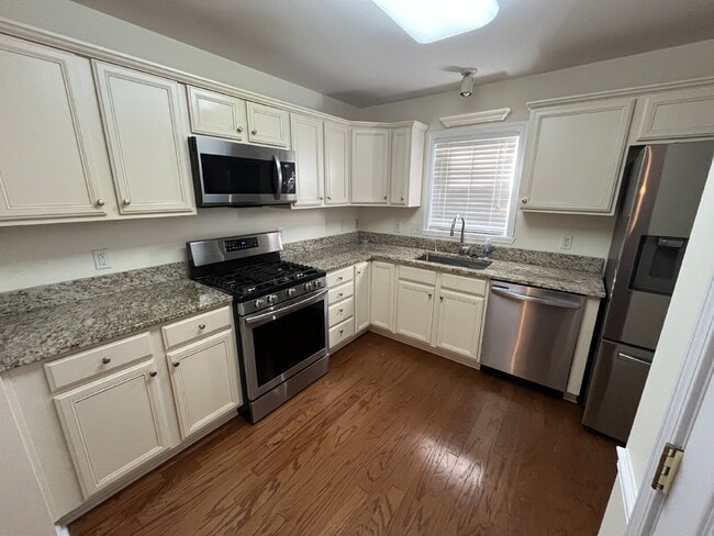 Building Photo - "Charming 3-Bed Townhouse with Granite Touches & Cozy Fireplace in Kernersville!"