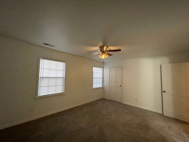 Building Photo - 3 bedroom townhome! Fenced backyard.