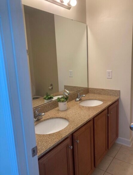 Building Photo - 2798 Howard Ave