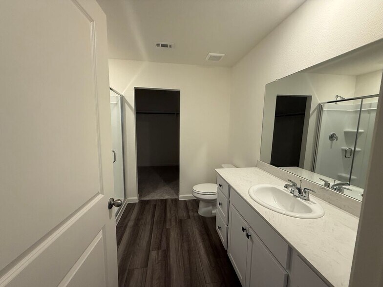 Building Photo - 2206 Meadow Park Drive