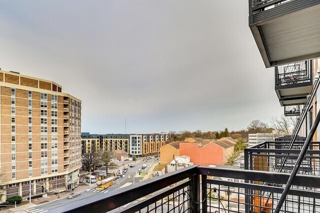 Building Photo - 1 Bed + 1 FB / Luxury Living in the heart ...