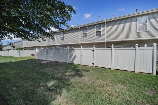 Building Photo - Lovely 3 Bed 2.5 Bath Townhome in Matthews