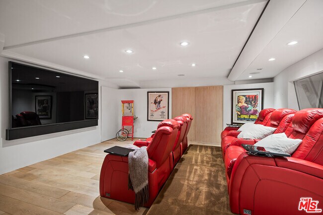 Building Photo - 9928 Toluca Lake Ave