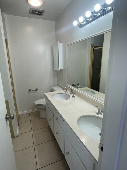 Building Photo - 100 S Doheny Dr