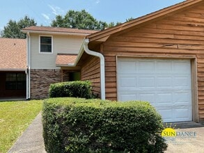 Building Photo - Move-in ready 2 Story Townhouse in Crestview!