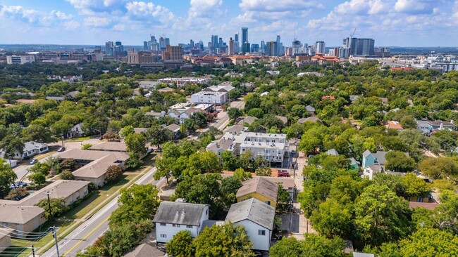 Building Photo - Renovated 6bed/3bath Close to Campus!