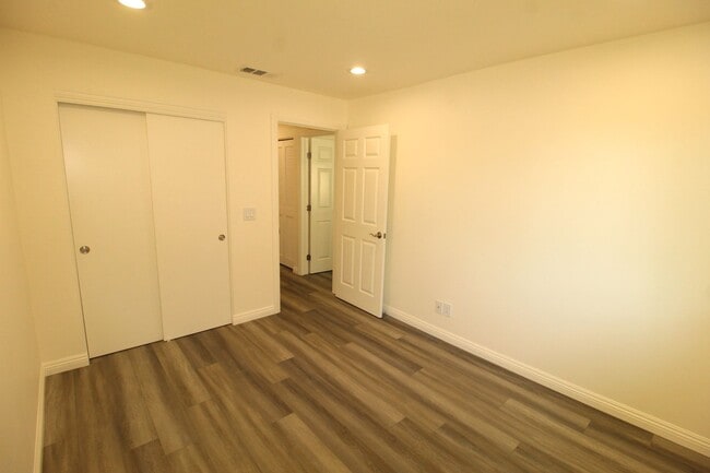Building Photo - Remodeled 2+1 Upstairs Parkside Condo
