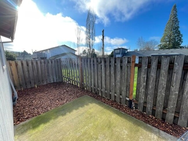 Building Photo - **APRIL MOVE-IN SPECIAL** Newly Remodeled 3 Bedroom Ranch Style Home