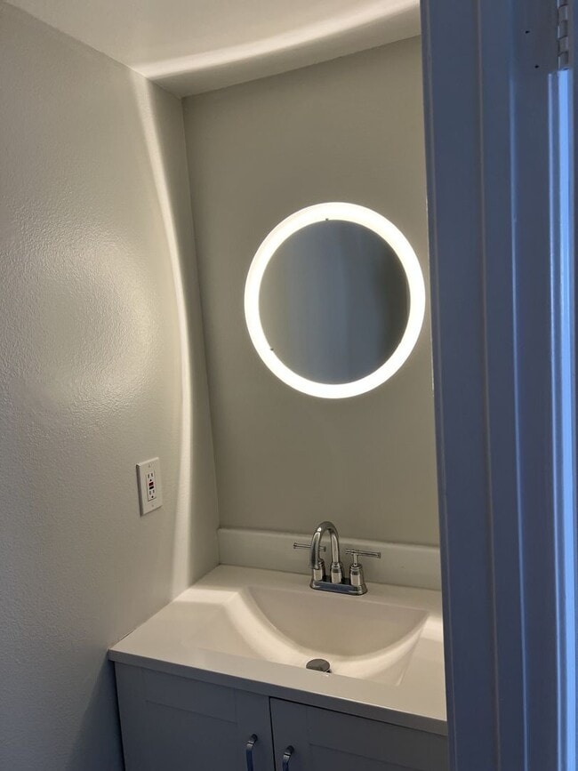 Building Photo - Spacious-Bright 3 Bedroom 2.5 Two story Bathroom Condo