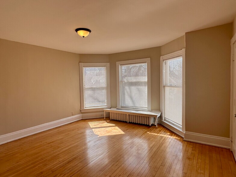 Building Photo - 2216 E Ivanhoe Pl