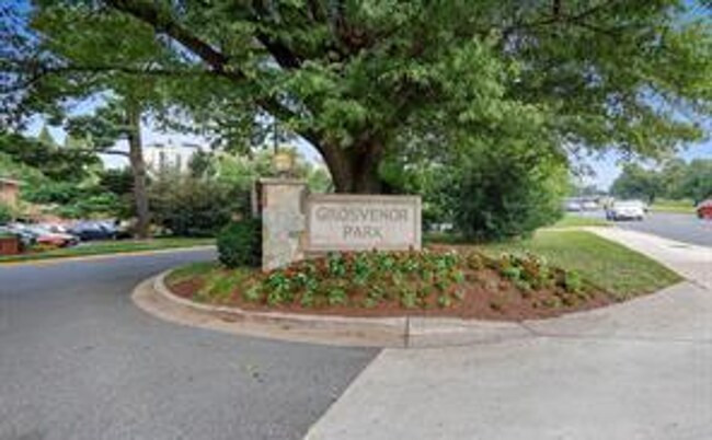 Building Photo - Fabulous 2BR/1BA Top Floor Condo in Grosve...