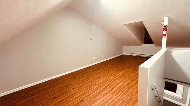 Building Photo - 832 Elliger St