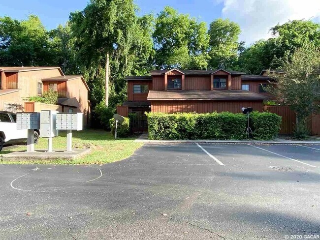 Building Photo - Rockwood Villas – Charming 2/2 Townhome Close to Everything!