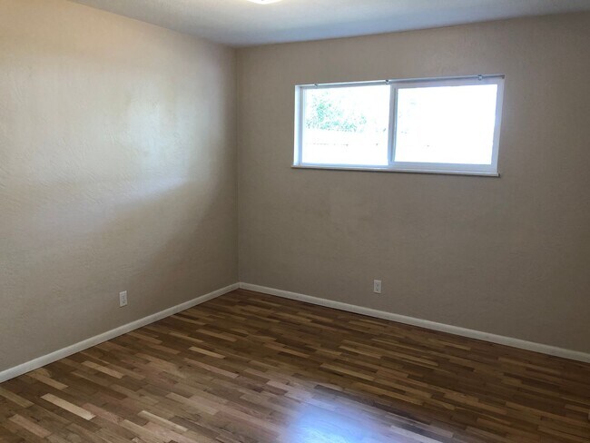 Building Photo - Updated 3 bedroom 1 1/2 bath home in a gre...