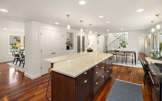 Building Photo - 5bd/2.75ba Bellevue Home