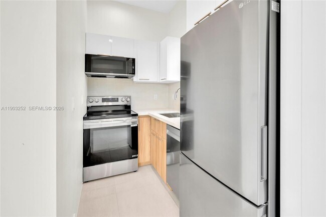 Building Photo - 530 SW 11th Ave