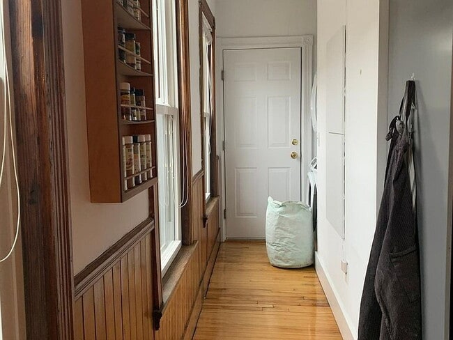 Building Photo - "Charming 3-Bed, 2-Bath Gem in Portland's Heart – Spacious 1350 Sq Ft Living!"