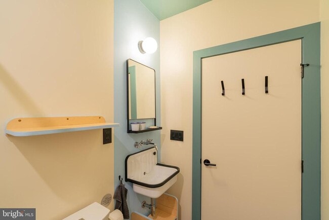 Building Photo - 711 G St SE